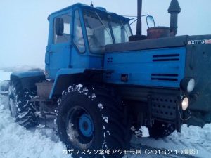 トラクターは除雪でも大活躍（カザフスタン）1-1.